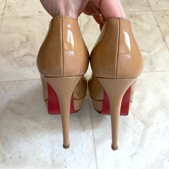 $875 Christian Louboutin Made in Italy Bianca Tan Patent Leather Pump Heels Sz 8 - Picture 11 of 13